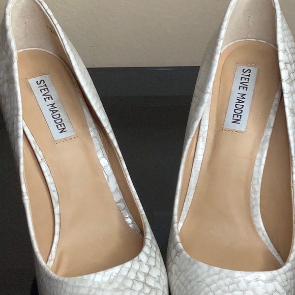 White crocodile print, pointy heels - Picture 5 of 10